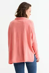 Cardigan de punto color crema, con cuello camisero, cierre frontal de botones y bolsillo frontal en el pecho.