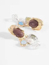 Par de aros colgantes con base dorada con piedra marrón ovalada y dije de concha.