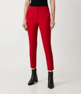 Pantalón de vestir rojo con corte cigarette, bolsillos delanteros y aberturas laterales en el ruedo.