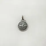Dije circular de plata 925 con relieve del Espíritu Santo rodeado de rayos solares.