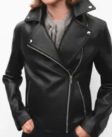 Chaqueta estilo biker de cuero sintético negro, con cierre frontal cruzado, solapas con muesca y broches metálicos.