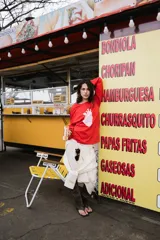 Buzo de algodón rojo con estampado de corazón en color rosa claro en el pecho, de manga larga y corte holgado.