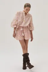 Short con volados estampado, confeccionado en tela de algodón con seda.