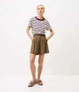Short femenino Marfinno de modelaje suelto y caída liviana, color verde militar, con cintura con pasadores, pinzas frontales, bolsillos laterales y bajo recto. Incluye un cinturón fino de rafia con hebilla metálica.