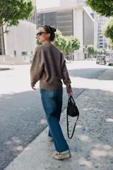 Jersey de punto color rojo, con escote en pico y manga larga. Los puños y el bajo tienen acabados en rib.