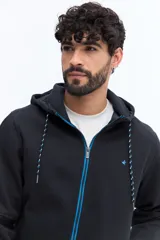 Campera con cierre de algodón y poliéster, color azul marino, con capucha ajustable mediante cordones trenzados en blanco y azul. Presenta un pequeño logo bordado en el pecho y bolsillos laterales.