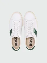 Championes acordonados de cuero blanco con una franja verde y el logo de BOSS en el lateral.