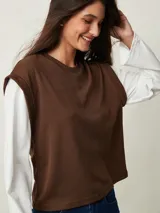 Remera marrón de manga corta con cuello redondo y diseño liso.