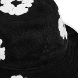 Gorro tipo bucket de denim negro con apliques de flores blancas tejidas y logo de la marca bordado en el frente.