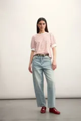 Remera de algodón con estampado de rayas horizontales en color verde claro sobre fondo blanco, con mangas cortas abullonadas y puños lisos.