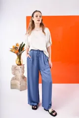 Pantalón palazzo azul de satén con cintura elastizada y cordón ajustable.