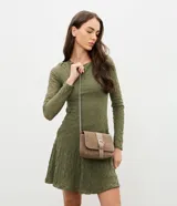 Cartera transversal pequeña de Satinato, confeccionada en suede sintético color marrón con tapa frontal, correa larga de cadena metálica y detalle de tira con hebilla en el centro.