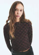 Polera marrón con estampado geométrico de triángulos y monogramas. De cuello alto y mangas largas.