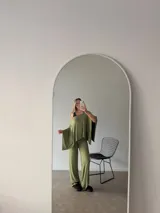 Pantalón de lanilla color negro, de corte recto y tiro alto, con diseño holgado y fluido.