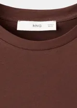 Remera marrón de manga corta y cuello redondo, de corte clásico.