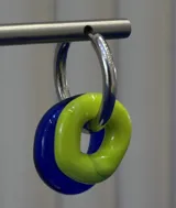 Aros tipo argolla de plata 925 con dijes circulares de vidrio en colores azul y verde lima.