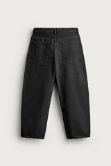 Jeans tapered wide fit de hombre, confeccionados en denim de algodón con efecto lavado en tono azul oscuro. Presentan diseño de cinco bolsillos, tiro medio, corte relajado y cierre frontal con cremallera y botón.