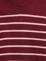 Buzo de punto de algodón con diseño a rayas horizontales en color bordó y rosa claro, cuello redondo y puños acanalados.