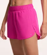 Short deportivo runner de color salmón, con cintura elástica y bajo redondeado. Confeccionado en poliéster y elastano, diseñado para ofrecer comodidad y libertad de movimiento durante el entrenamiento.