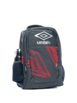 Mochila de color gris oscuro con detalles gráficos en rojo y logo Umbro plateado en la parte frontal superior. Posee bolsillo lateral de malla para botella y cierres rojos.