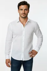 Camisa blanca de algodón, de corte slim fit, con cuello camisero, manga larga y cierre frontal de botones.