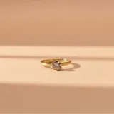 Anillo solitario de oro amarillo 18k con una circonia central engastada en garra.