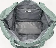 Bolso de viaje amplio y funcional, ideal para escapadas o gimnasio, confeccionado en material liviano y resistente de color naranja. Cuenta con cierre superior, bolsillo frontal con cierre, asas reforzadas y el logo circular de la marca en el frente.