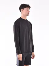 Remera negra de manga larga con cuello redondo.