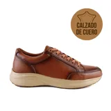 Zapato casual acordonado color marrón de cuero liso, con suela beige y detalle de pespuntes.