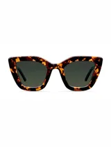 Lentes de sol con armazón estilo cat-eye en estampado carey y cristales polarizados en color verde oscuro.