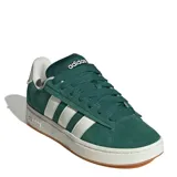 Championes urbanos Adidas modelo Grand Court Alpha, color verde con las icónicas tres tiras laterales en blanco. Presentan una capellada de gamuza, cordones al tono y suela de goma con base color caramelo.