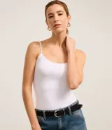 Musculosa blanca de poliamida con breteles finos y escote redondo.