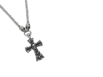 Collar de acero color plateado con cadena de eslabones y dije de cruz con calaveras.