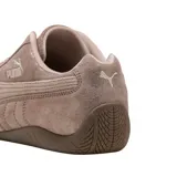 Championes Puma modelo Speedcat Faded Chrome, con diseño de perfil bajo inspirado en el automovilismo. Presentan un acabado desgastado en tonos rosados y marrones, con la icónica franja lateral de Puma y suela de goma delgada.