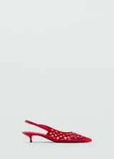 Zapato de tacón kitten color rojo, con punta fina y diseño troquelado.