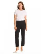 Pantalón de gabardina elastizada marca Zac & Rachel, color negro, con pretina ancha y detalle metálico dorado en el ruedo.