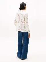 Camisa de viscosa color blanco con estampado de cadenas rosas y negras, cuello francés y corte amplio.