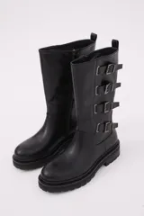 Bucaneras negras de eco cuero con plataforma y cierre lateral.