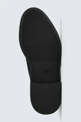 Bota estilo Chelsea de hombre, confeccionada en piel con acabado de serraje en color marrón. Presenta elásticos laterales oscuros para facilitar el calce, horma redonda y suela a tono con un ligero tacón.
