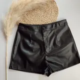 Short negro de cuero sintético con cintura alta y pinzas traseras.