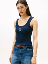 Musculosa azul con estampado de texto en el pecho.