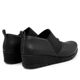 Zapato casual Usaflex Isidora de cuero negro, con elástico en el empeine y plataforma baja. Forro con tecnología Usa Care: Tejido resistente, suave y sedoso que proporciona cuidado antibacteriano.