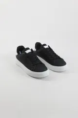 Champion de plataforma color blanco, con cordones al tono y detalle metálico plateado en la lengüeta y el talón.