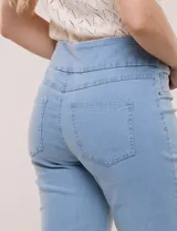 Pantalón capri en denim elastizado de calce entallado y estilo pull-on, color azul. Presenta cintura ancha totalmente elastizada, bragueta simulada, bolsillos delanteros redondeados con remaches metálicos, canesú anatómico y bolsillos traseros plaqué.