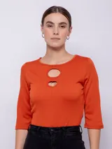 Top de manga tres cuartos con cuello redondo y detalle de aberturas cut-out en el escote.