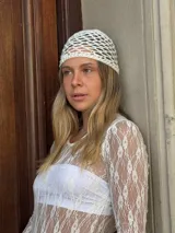 Gorro tipo bucket de tejido de red color blanco.