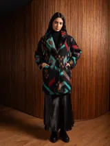 Chaquetón largo de lana con diseño tribal estilo southwestern, con solapas clásicas y cierre frontal de botones.