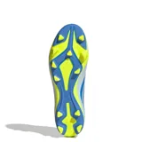 Championes de fútbol Adidas Predator Club Fg/Mg, color celeste con detalles en azul y amarillo neón. Presentan el diseño icónico de la línea Predator con las tres tiras laterales y suela con tapones para césped natural y artificial.