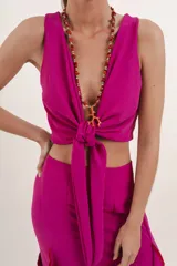 Falda larga color fucsia con volados verticales con borde rojo.