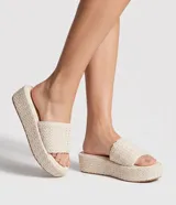 Sandalias flatform Satinato color beige, con tira ancha de superficie trenzada y suela de plataforma plana con detalle revestido en el mismo diseño.